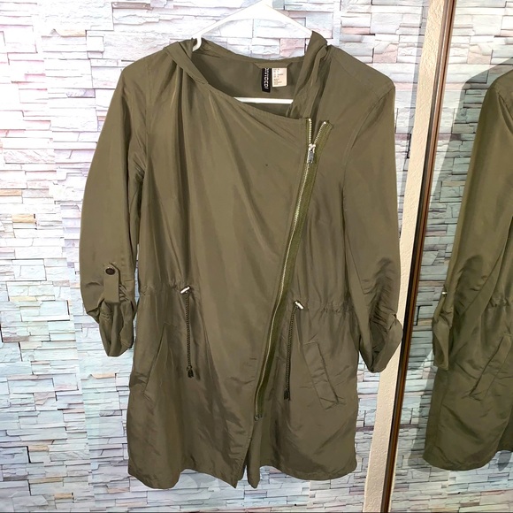 H&M Divided Lightweight Jacket - Picture 2 of 3